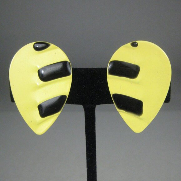 Women's Earrings 1.5 Inch Yellow Black Enamel Teardrop Pierced Stud Repousse - Picture 1 of 4